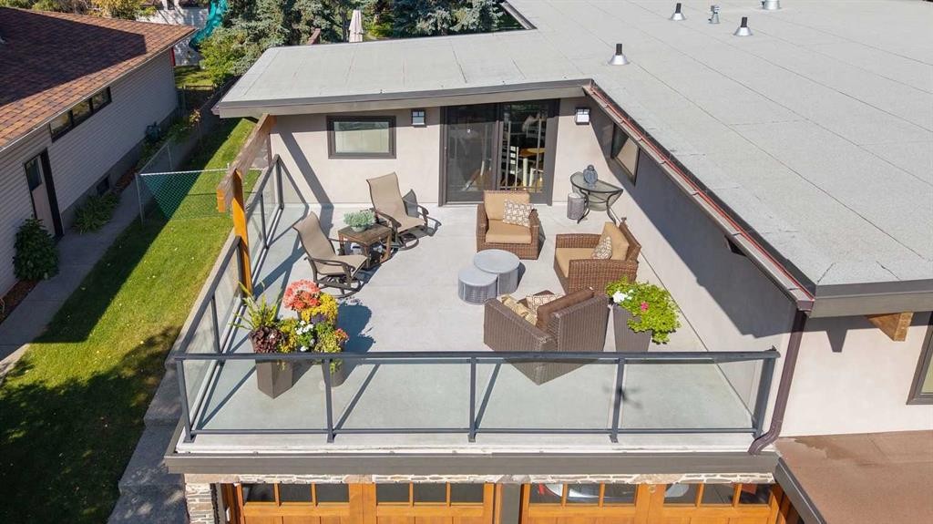 8 Vardana Place Nw, Calgary, AB - Outdoor