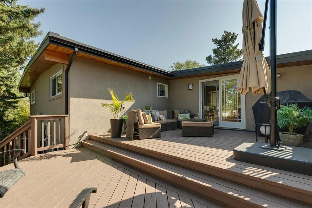 8 Vardana Place Nw, Calgary, AB - Outdoor With Deck Patio Veranda With Exterior