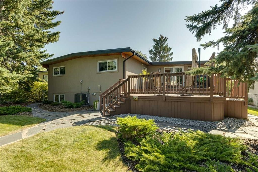 8 Vardana Place Nw, Calgary, AB - Outdoor With Deck Patio Veranda