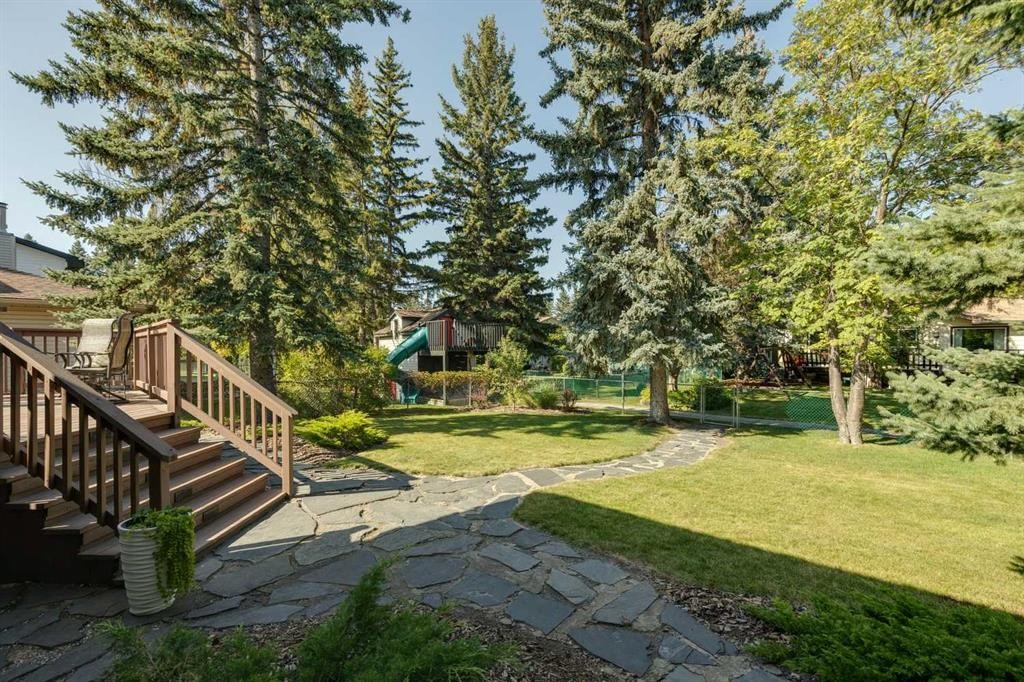 8 Vardana Place Nw, Calgary, AB - Outdoor