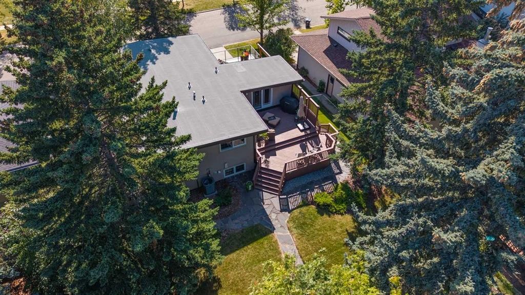 8 Vardana Place Nw, Calgary, AB - Outdoor