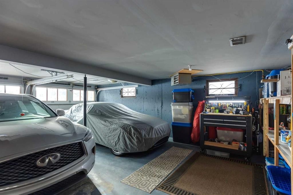 8 Vardana Place Nw, Calgary, AB - Indoor Photo Showing Garage