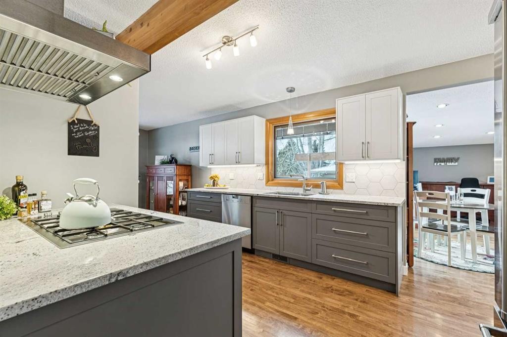 8 Vardana Place Nw, Calgary, AB - Indoor Photo Showing Kitchen