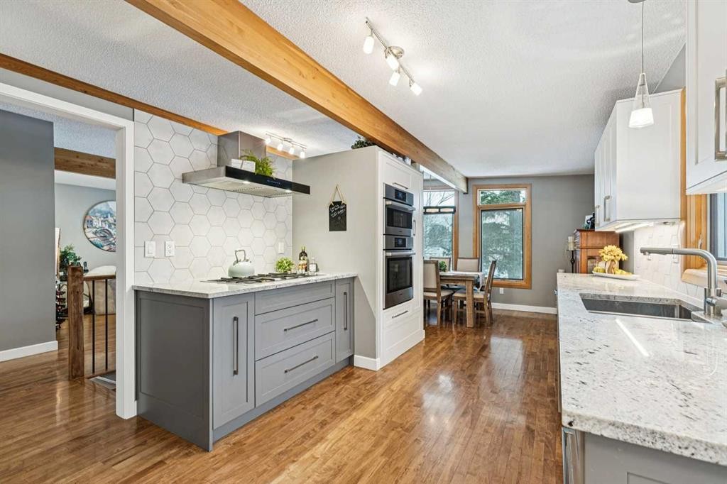 8 Vardana Place Nw, Calgary, AB - Indoor Photo Showing Kitchen