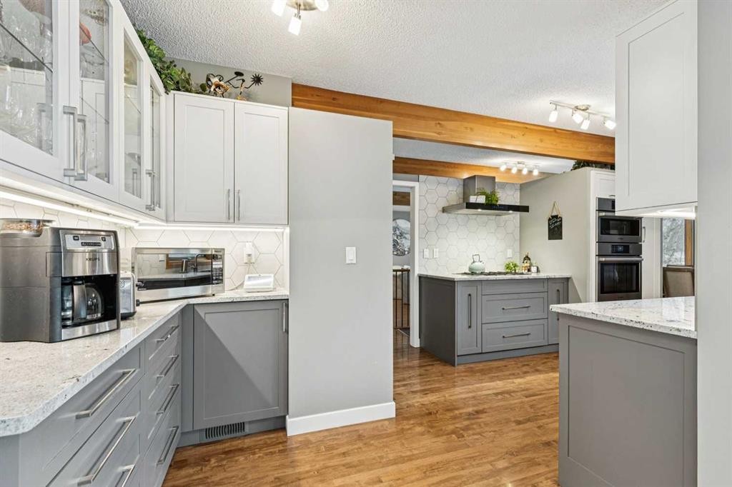 8 Vardana Place Nw, Calgary, AB - Indoor Photo Showing Kitchen