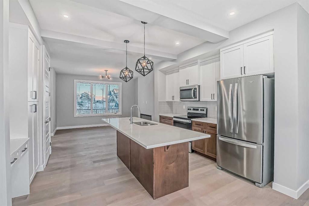 39 Agate Road, Cochrane, AB - Indoor Photo Showing Kitchen With Upgraded Kitchen