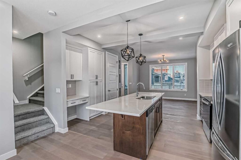 39 Agate Road, Cochrane, AB - Indoor Photo Showing Kitchen With Upgraded Kitchen