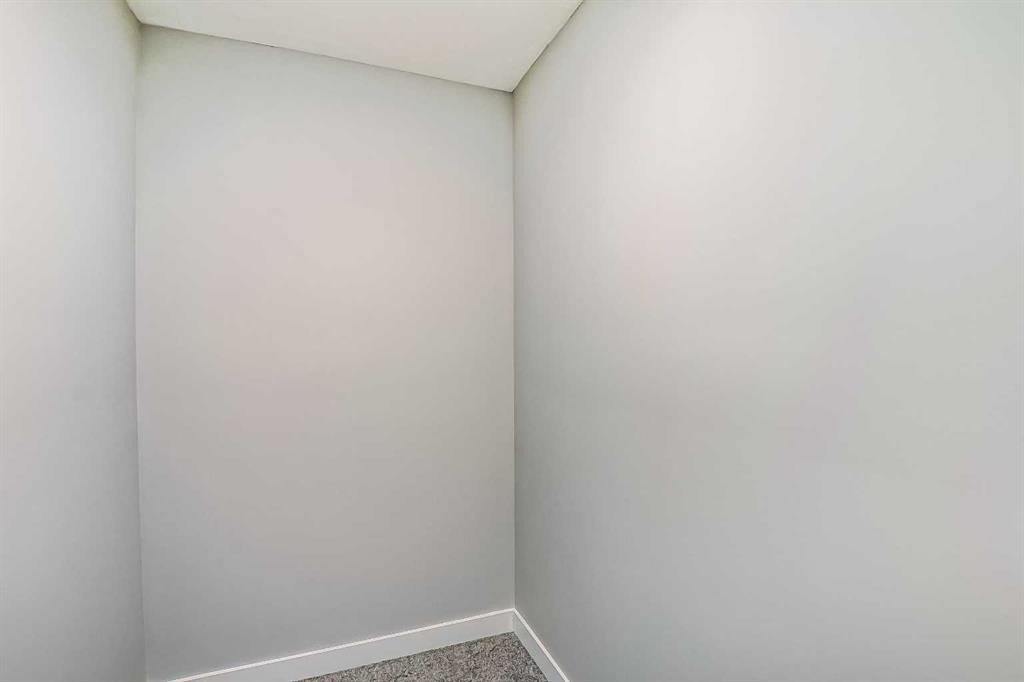 39 Agate Road, Cochrane, AB - Indoor Photo Showing Other Room