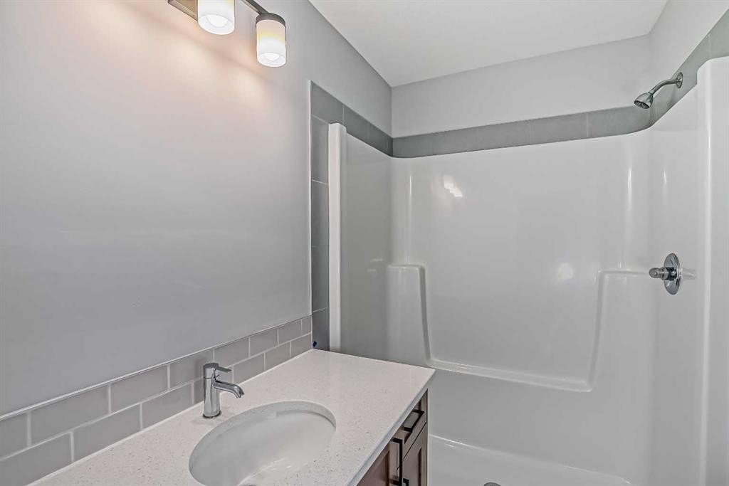 39 Agate Road, Cochrane, AB - Indoor Photo Showing Bathroom