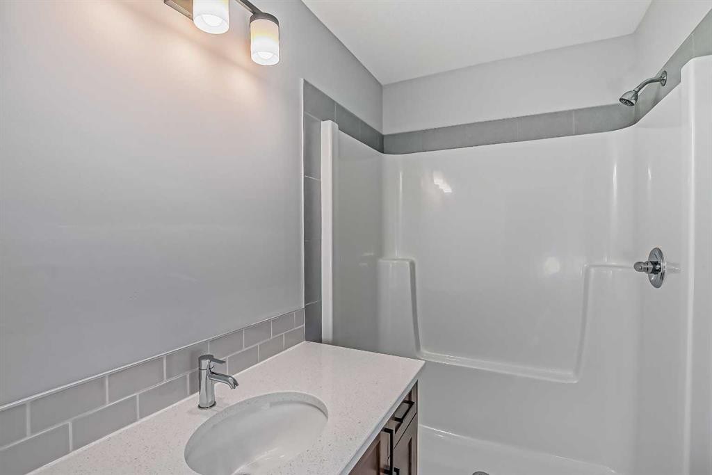 39 Agate Road, Cochrane, AB - Indoor Photo Showing Bathroom