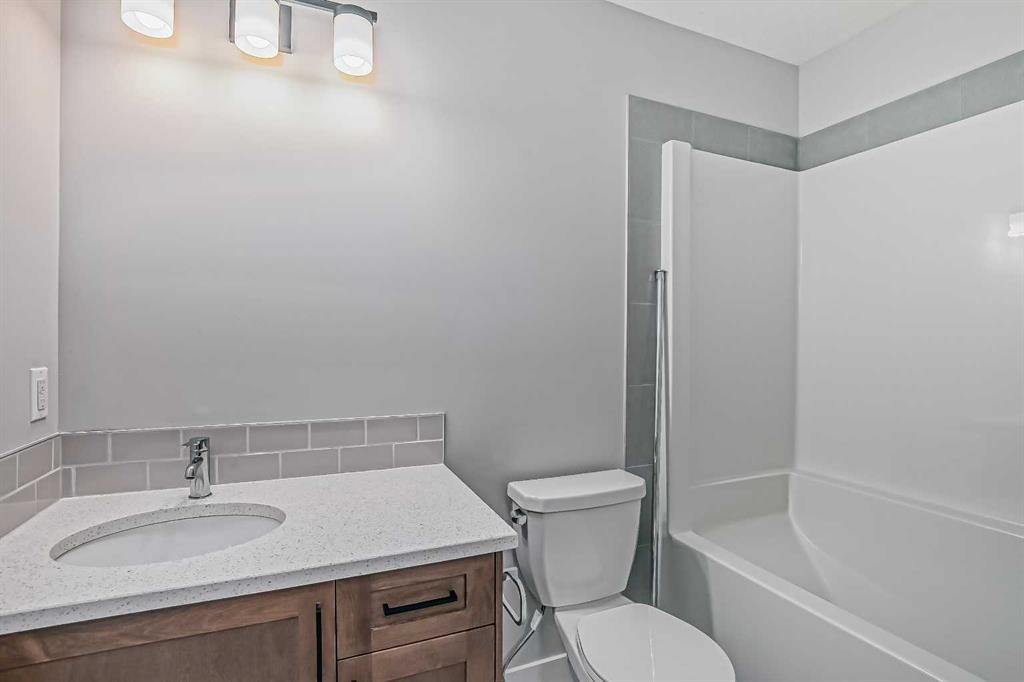 39 Agate Road, Cochrane, AB - Indoor Photo Showing Bathroom