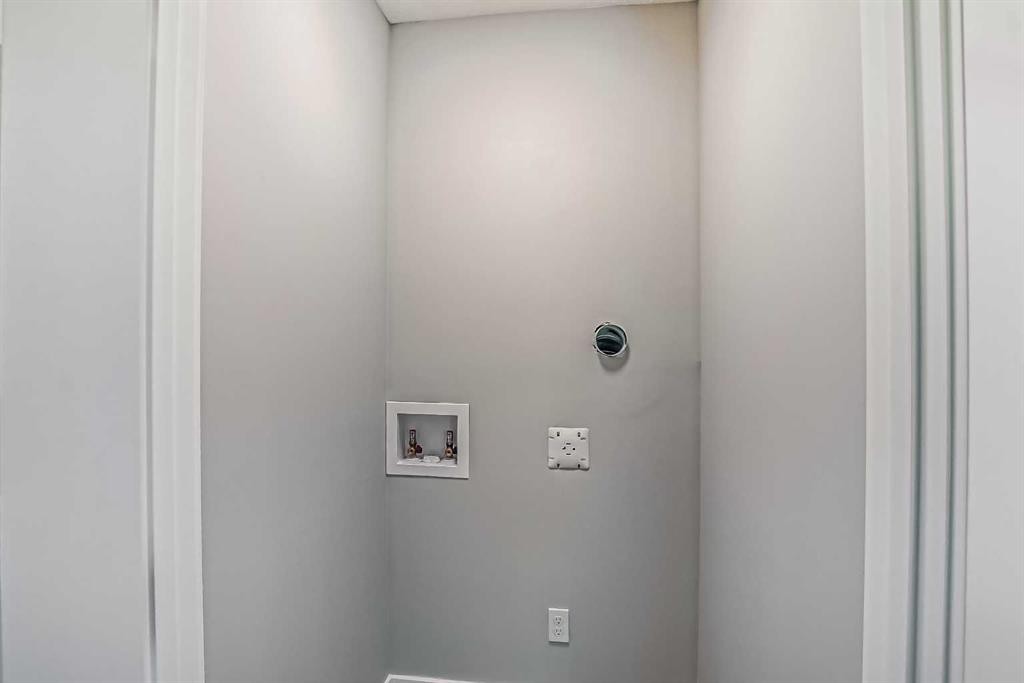 39 Agate Road, Cochrane, AB - Indoor Photo Showing Other Room