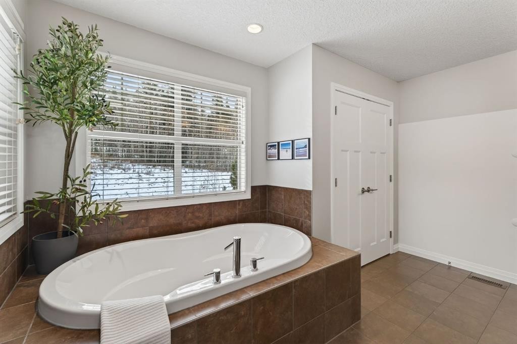 105 Riviera Crescent, Cochrane, AB - Indoor Photo Showing Bathroom
