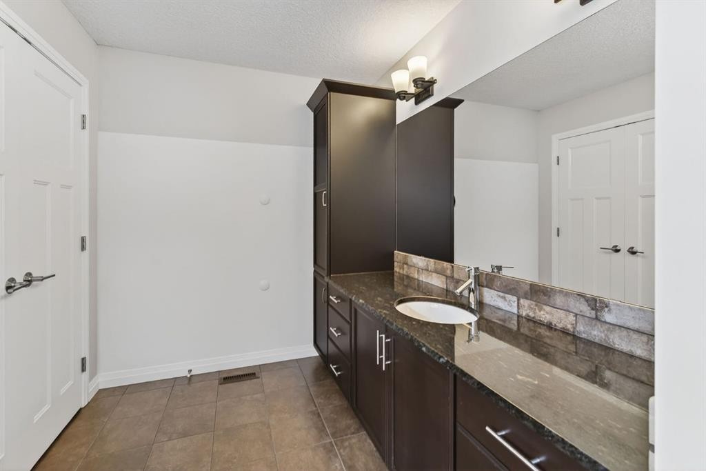 105 Riviera Crescent, Cochrane, AB - Indoor Photo Showing Bathroom