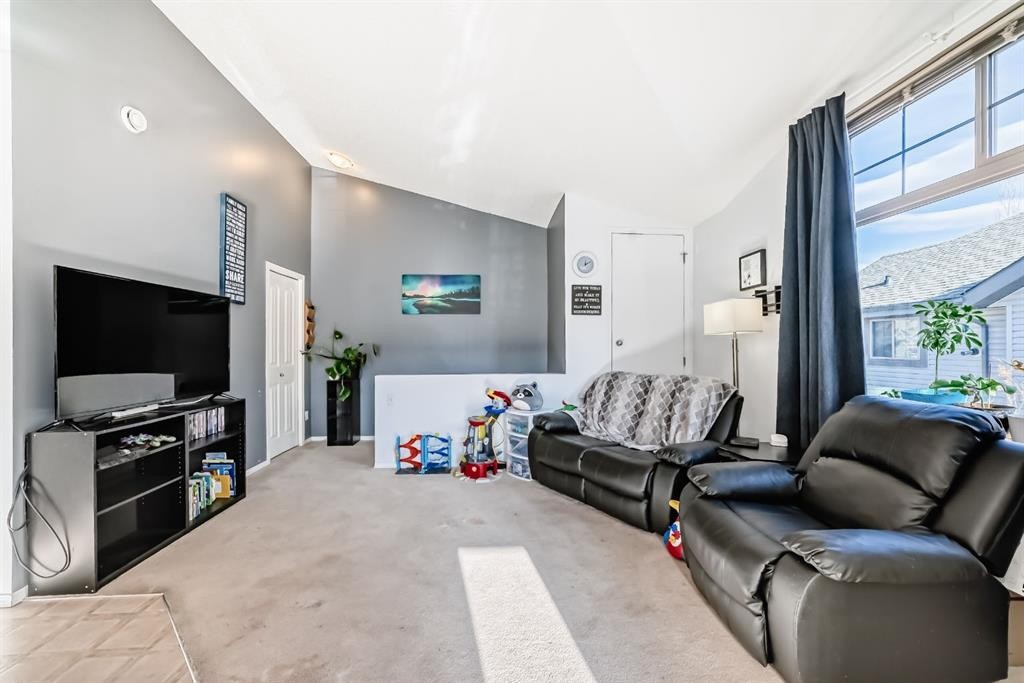 205-27 Everridge Square Sw, Calgary, AB - Indoor Photo Showing Living Room