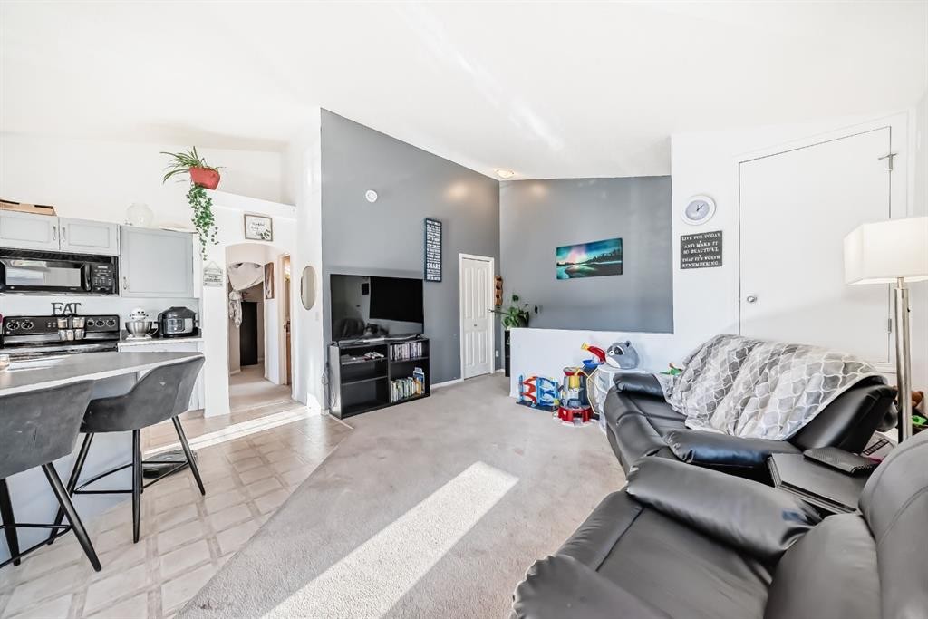 205-27 Everridge Square Sw, Calgary, AB - Indoor Photo Showing Other Room