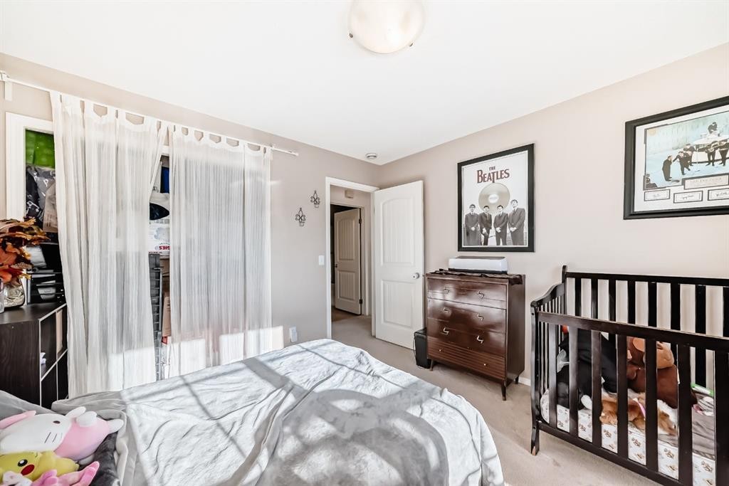 205-27 Everridge Square Sw, Calgary, AB - Indoor Photo Showing Bedroom