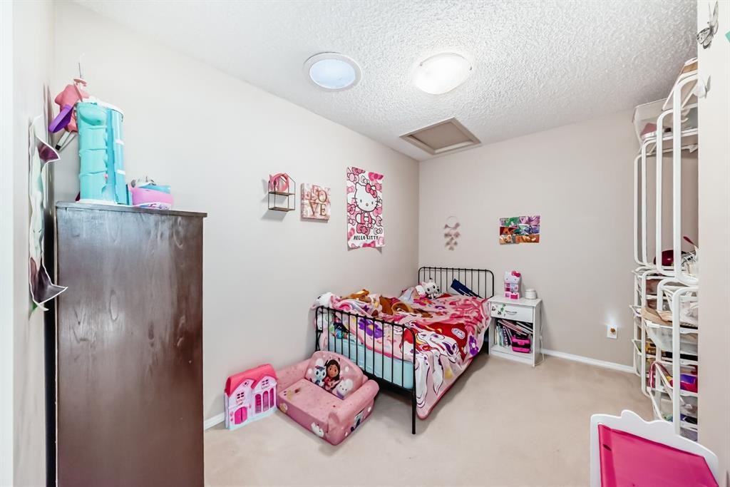 205-27 Everridge Square Sw, Calgary, AB - Indoor Photo Showing Bedroom
