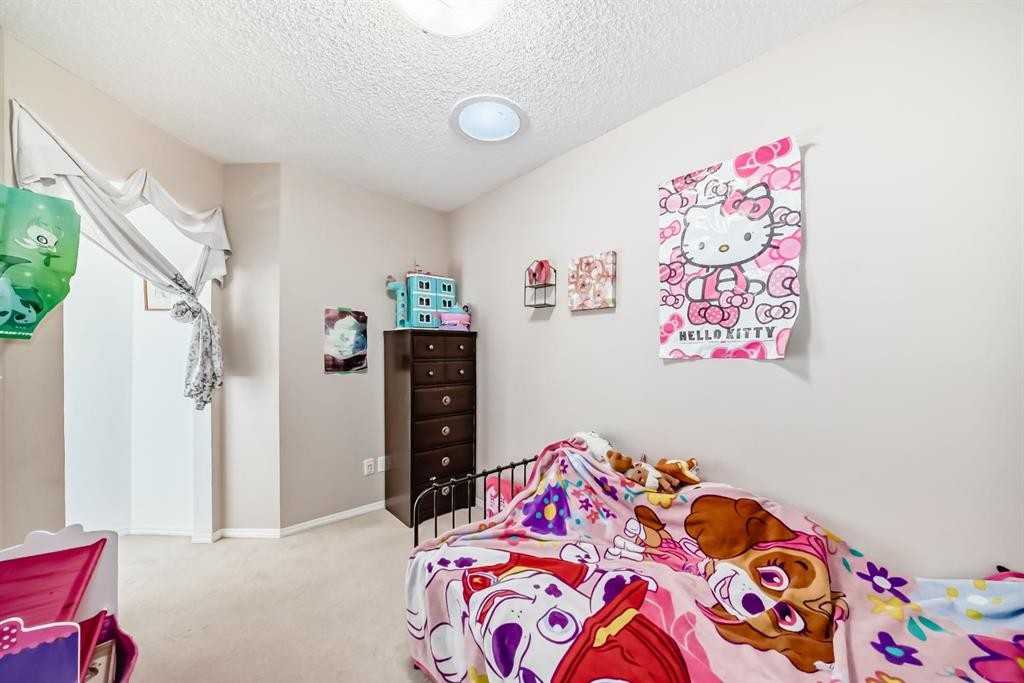 205-27 Everridge Square Sw, Calgary, AB - Indoor Photo Showing Bedroom