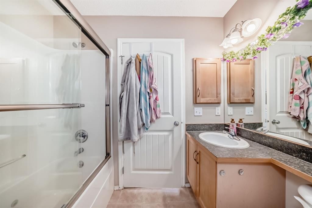 205-27 Everridge Square Sw, Calgary, AB - Indoor Photo Showing Bathroom