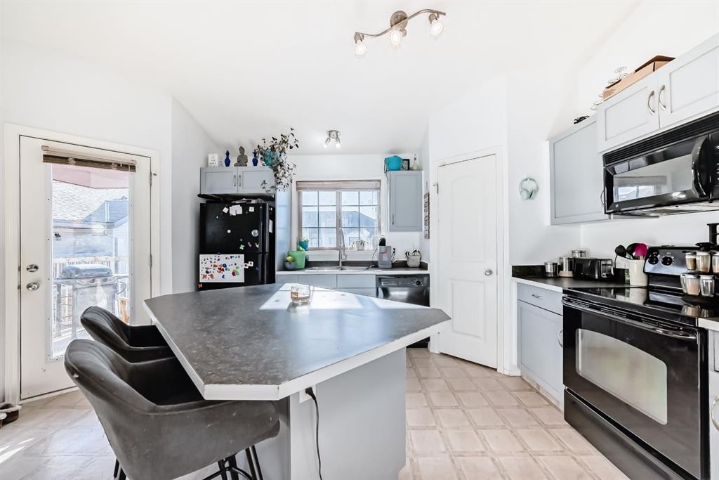205-27 Everridge Square Sw, Calgary, AB - Indoor Photo Showing Kitchen