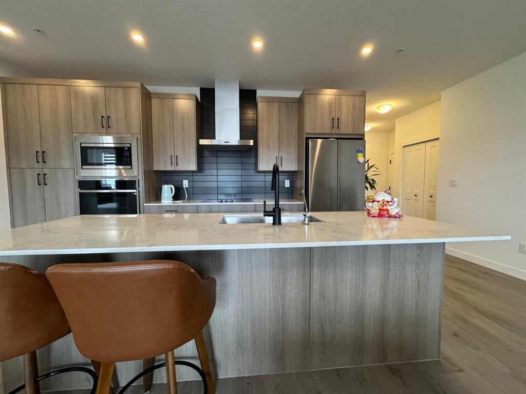 1207-55 Lucas Way Nw, Calgary, AB - Indoor Photo Showing Kitchen With Upgraded Kitchen