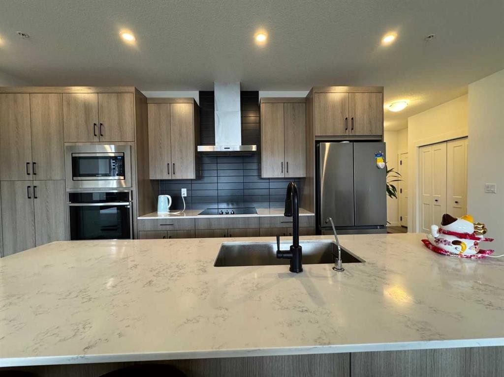 1207-55 Lucas Way Nw, Calgary, AB - Indoor Photo Showing Kitchen With Double Sink With Upgraded Kitchen