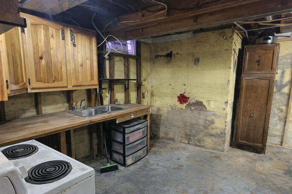 2311 22 Street, Nanton, AB - Indoor Photo Showing Laundry Room