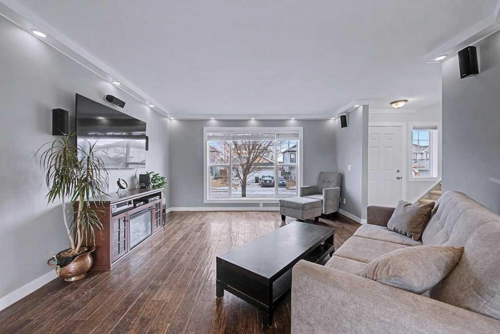 88 Somerside Common Sw, Calgary, AB - Indoor Photo Showing Living Room