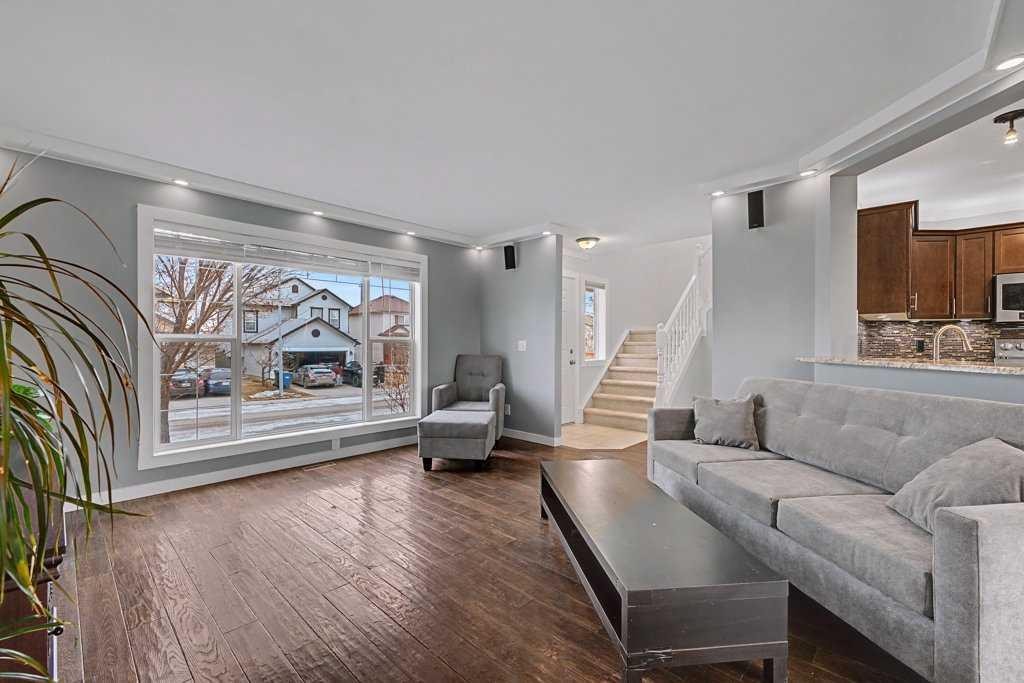 88 Somerside Common Sw, Calgary, AB - Indoor Photo Showing Living Room