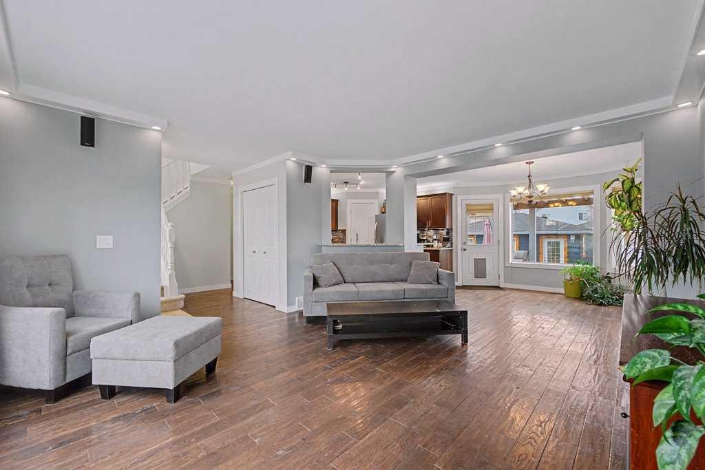 88 Somerside Common Sw, Calgary, AB - Indoor Photo Showing Living Room