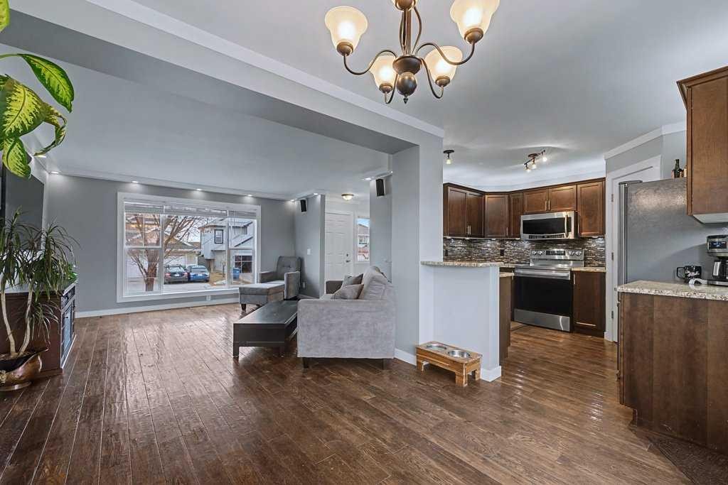 88 Somerside Common Sw, Calgary, AB - Indoor Photo Showing Kitchen