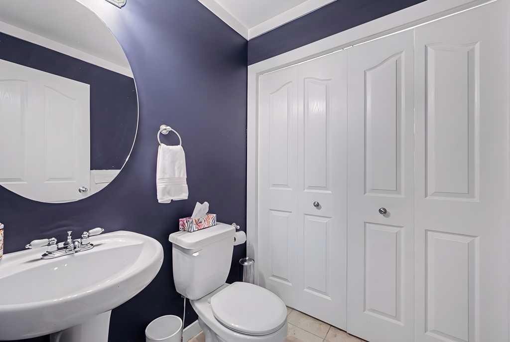 88 Somerside Common Sw, Calgary, AB - Indoor Photo Showing Bathroom