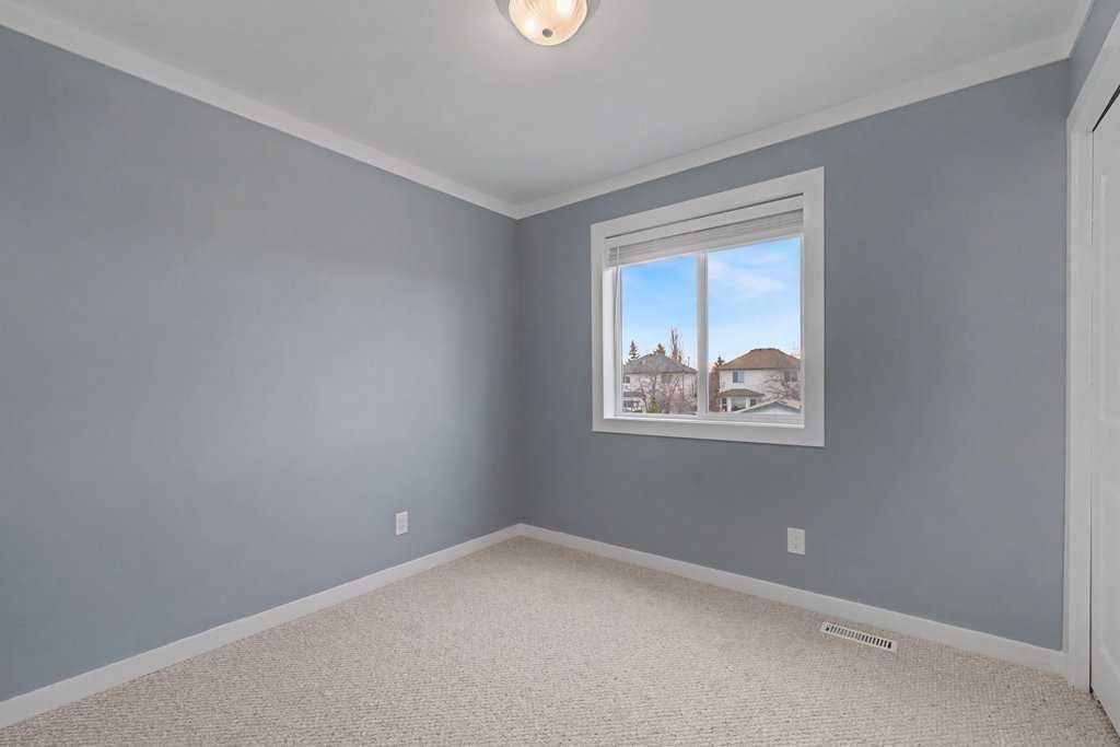 88 Somerside Common Sw, Calgary, AB - Indoor Photo Showing Other Room