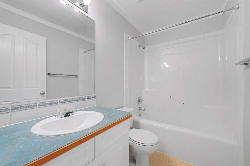88 Somerside Common Sw, Calgary, AB - Indoor Photo Showing Bathroom