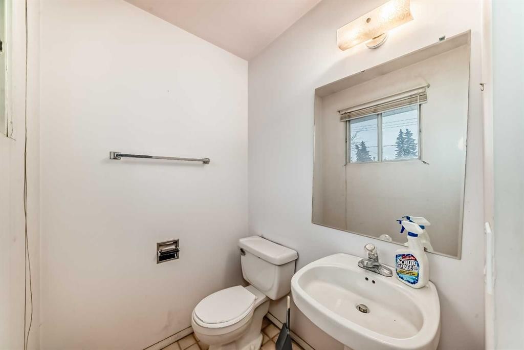 352 Malvern Close Ne, Calgary, AB - Indoor Photo Showing Bathroom