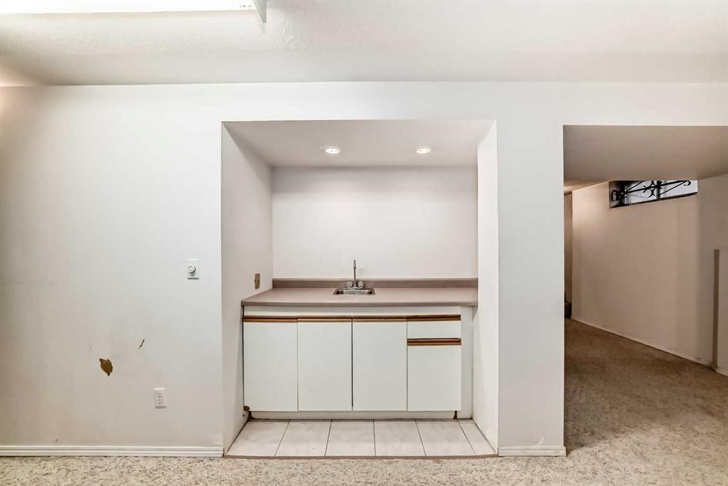 352 Malvern Close Ne, Calgary, AB - Indoor Photo Showing Other Room