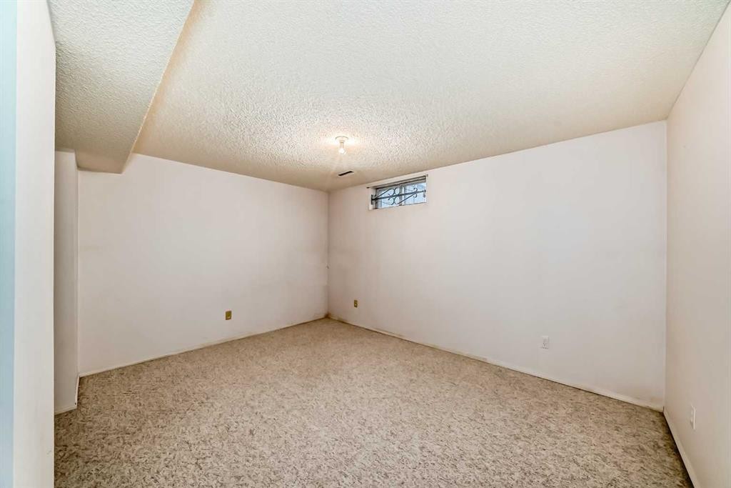 352 Malvern Close Ne, Calgary, AB - Indoor Photo Showing Other Room
