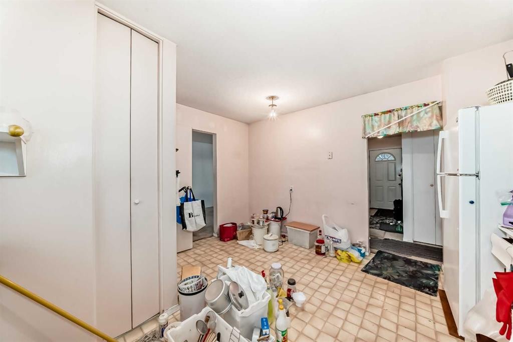 352 Malvern Close Ne, Calgary, AB - Indoor Photo Showing Other Room
