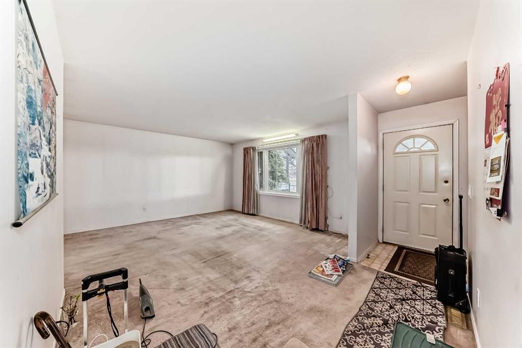 352 Malvern Close Ne, Calgary, AB - Indoor Photo Showing Other Room