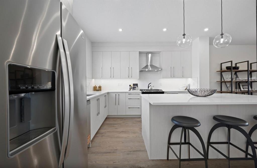 552 Lewisburg Place Ne, Calgary, AB - Indoor Photo Showing Kitchen With Upgraded Kitchen