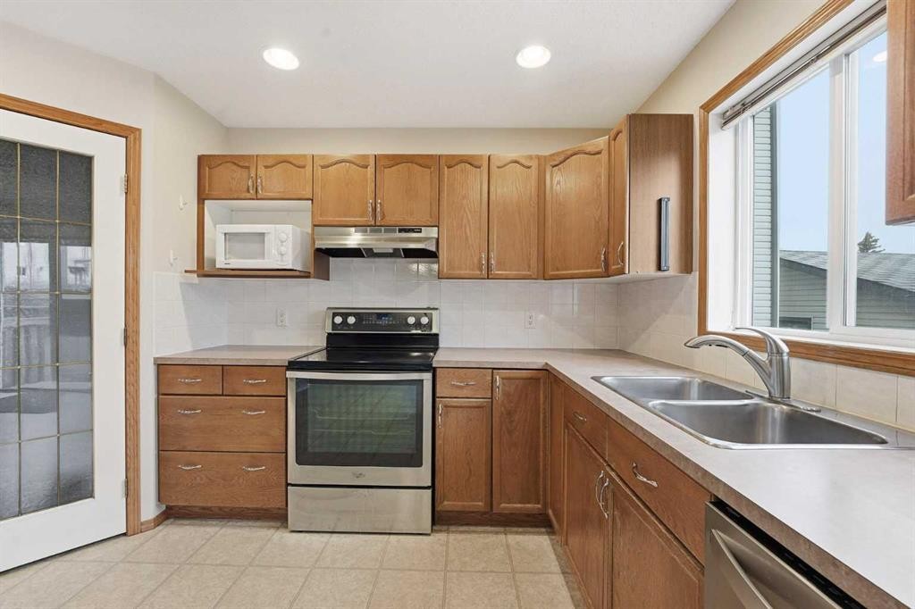 905 Arbour Lake Road Nw, Calgary, AB - Indoor Photo Showing Kitchen With Double Sink