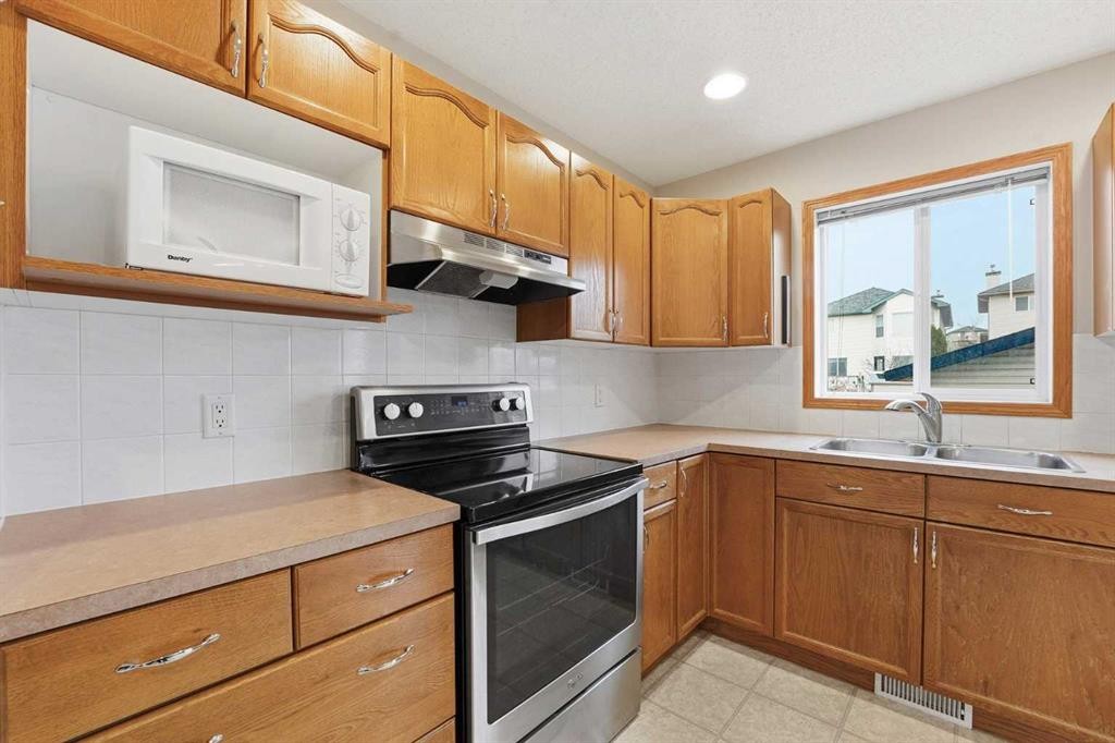 905 Arbour Lake Road Nw, Calgary, AB - Indoor Photo Showing Kitchen With Double Sink