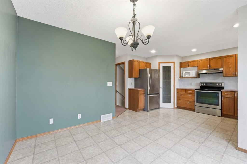 905 Arbour Lake Road Nw, Calgary, AB - Indoor Photo Showing Kitchen