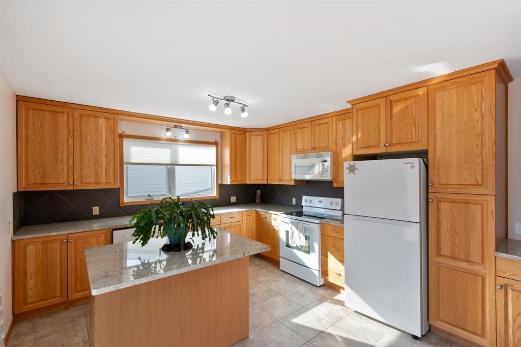 21 Pearson Place, Carstairs, AB - Indoor Photo Showing Kitchen