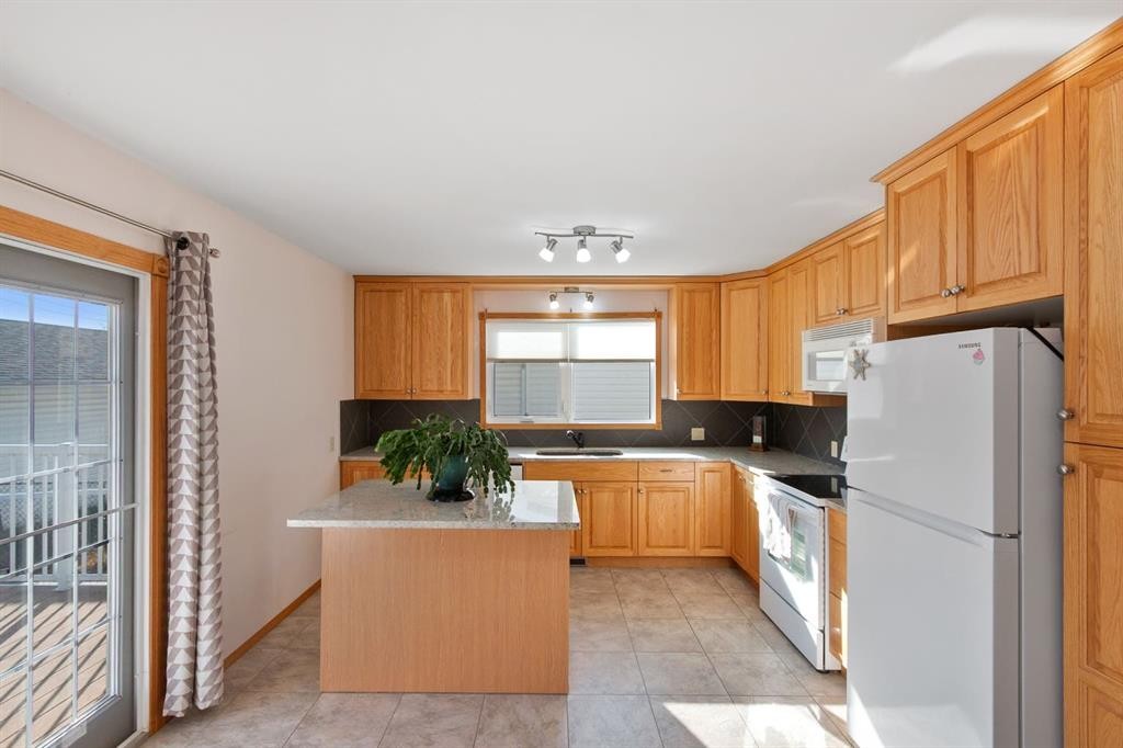 21 Pearson Place, Carstairs, AB - Indoor Photo Showing Kitchen