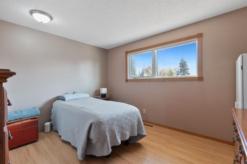 21 Pearson Place, Carstairs, AB - Indoor Photo Showing Bedroom
