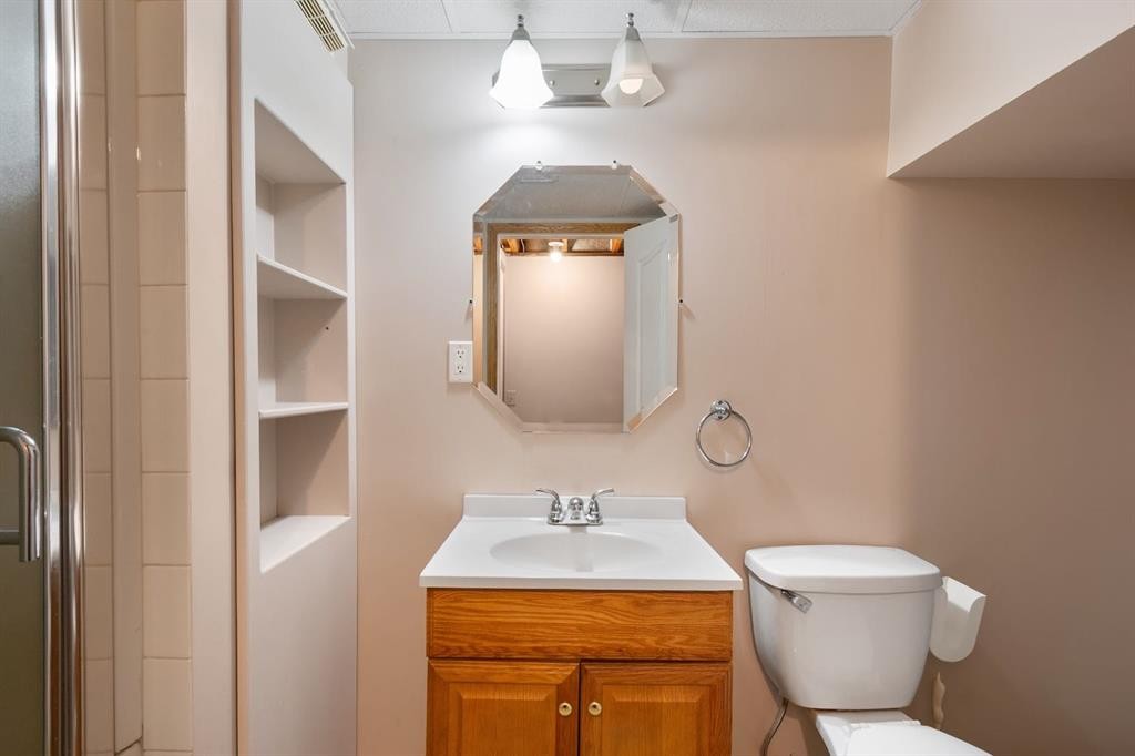 21 Pearson Place, Carstairs, AB - Indoor Photo Showing Bathroom