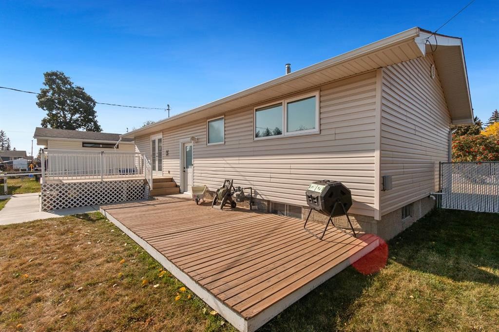 21 Pearson Place, Carstairs, AB - Outdoor With Deck Patio Veranda With Exterior