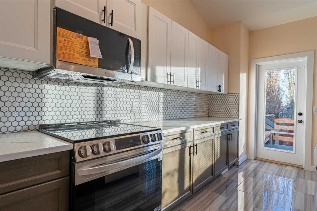 224 Highland Circle, Strathmore, AB - Indoor Photo Showing Kitchen With Upgraded Kitchen